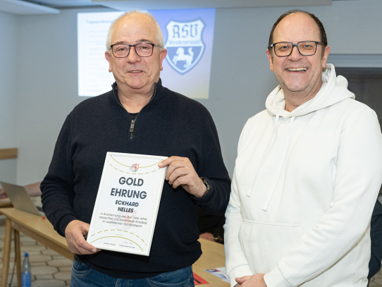 Eckhard Nelles erhält die goldene Ehrennadel